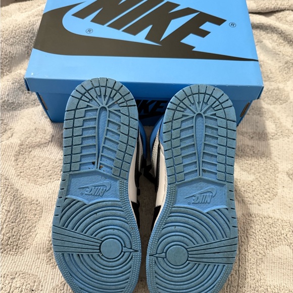 Nike Blue and Black Sneakers with High-Top Design and Perforated Toe Box - Picture 10 of 10